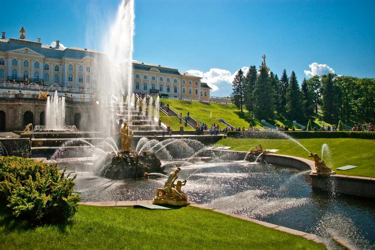 Individual excursion tour to Peterhof "Russian Versilia"
